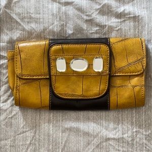 Yellow clutch
